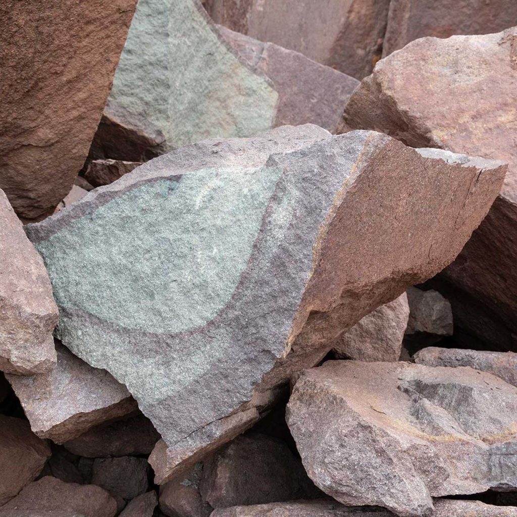 Porfido di Meltina, immagine di grandi pietre
