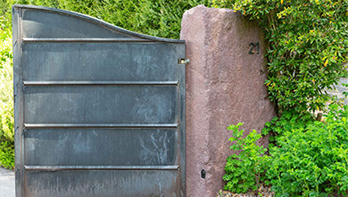 Möltner Porphyr, links Eisentür, mitte Stein mit Hausnummer, rechts Gewächse