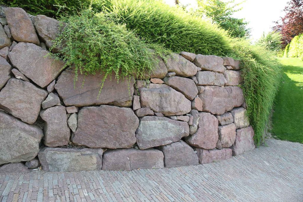 Möltner Porphyr, Bild von Steinmauer und Gras