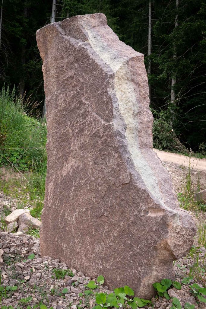 Möltner Porphyr, Bild von Stein, im Hintergrund stehen Bäume